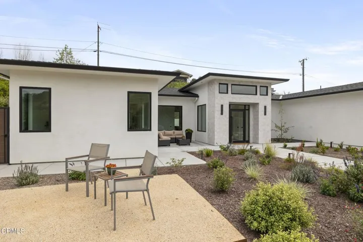 125-web-or-mls-NEW-UpmarketMedia-259ViaP