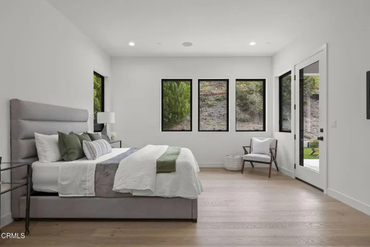 116-web-or-mls-NEW-UpmarketMedia-259ViaP