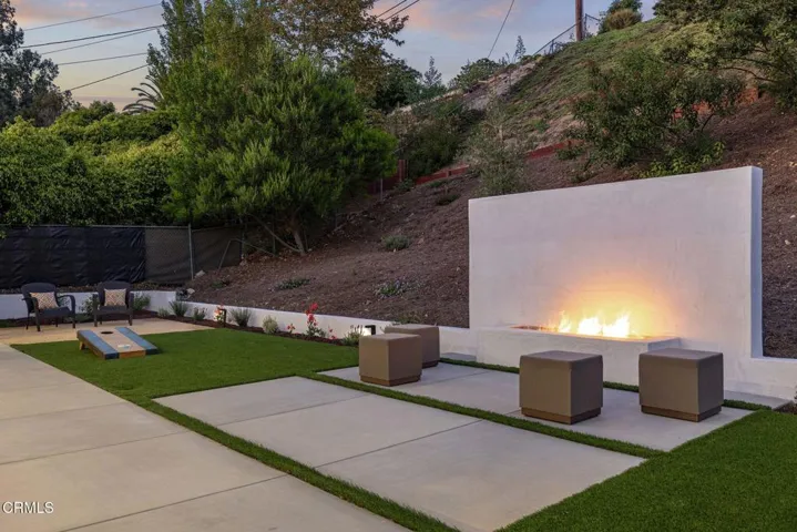 14-web-or-mls-UpmarketMedia-259Via-twi-1