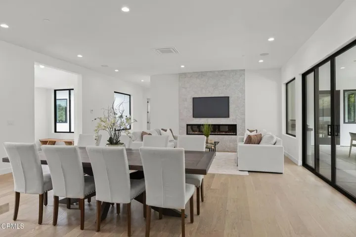 110-web-or-mls-NEW-UpmarketMedia-259ViaP