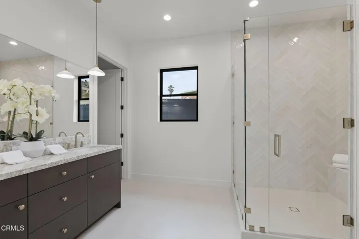 120-web-or-mls-NEW-UpmarketMedia-259ViaP