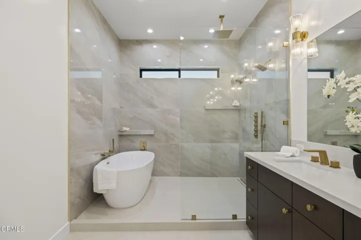 118-web-or-mls-NEW-UpmarketMedia-259ViaP