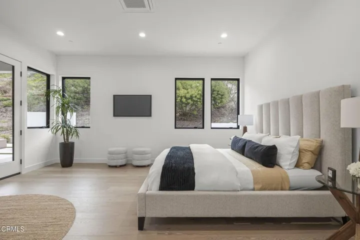 119-web-or-mls-NEW-UpmarketMedia-259ViaP