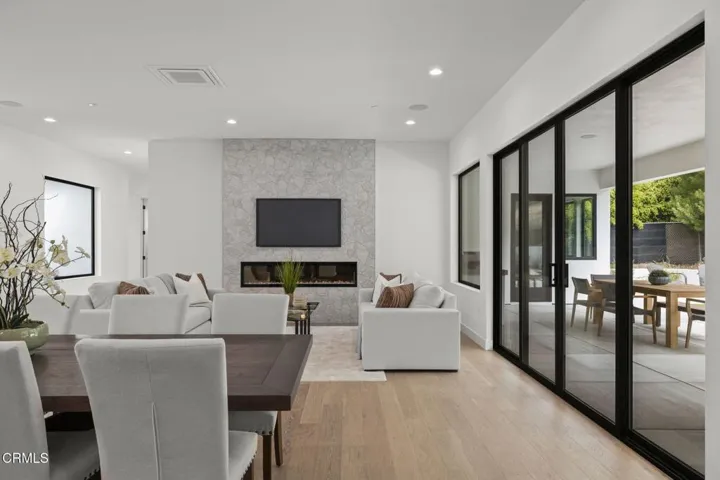 111-web-or-mls-NEW-UpmarketMedia-259ViaP