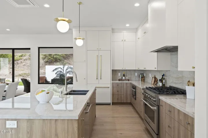 107-web-or-mls-NEW-UpmarketMedia-259ViaP