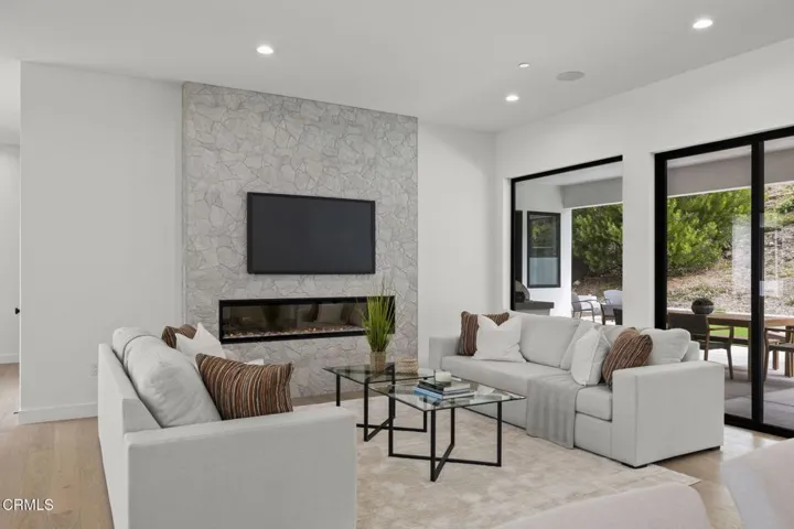 112-web-or-mls-NEW-UpmarketMedia-259ViaP