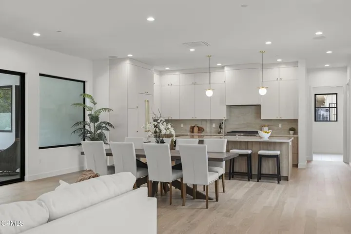 114-web-or-mls-NEW-UpmarketMedia-259ViaP