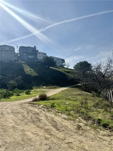 Left view of the land that leads to an unpaved road going left.