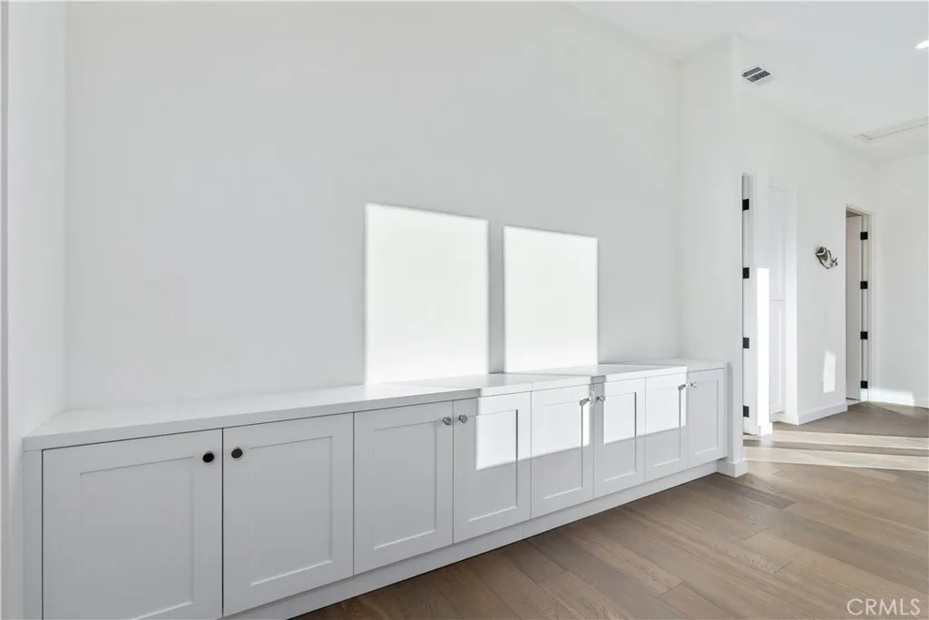 soft closing cabinets. Home is like brand new waiting to show off your art displays.