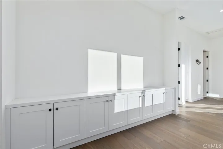soft closing cabinets. Home is like brand new waiting to show off your art displays.