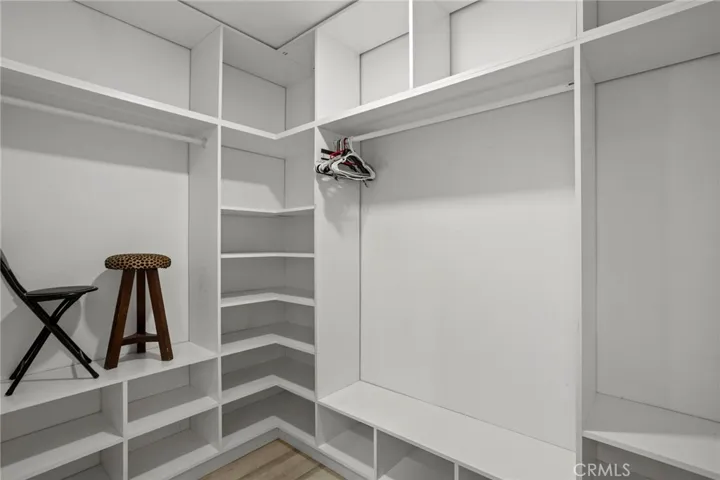 WALK-IN CLOSET