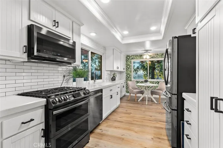 Black stainless appliances in the ktichen