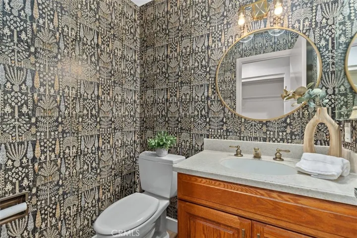Guest 1/2 bath off the living room