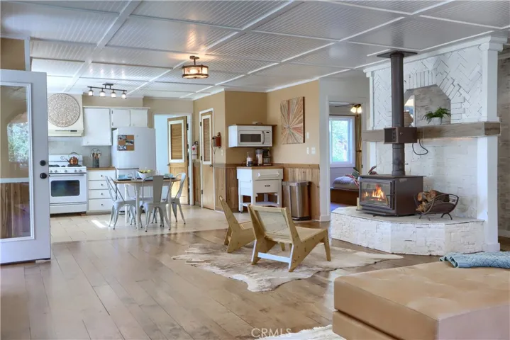 Open Floor Plan Living to Kitchen