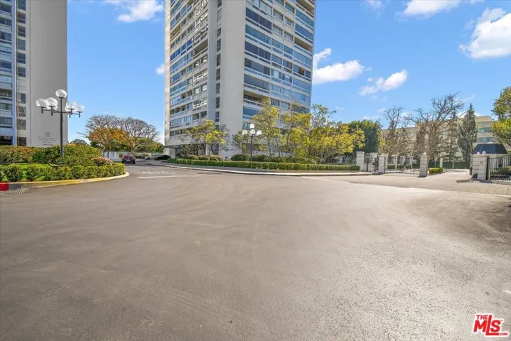 2220 + 2222 Ave of the Stars