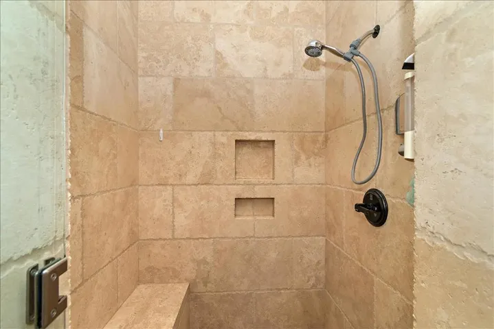 77655iroquoismainbath4