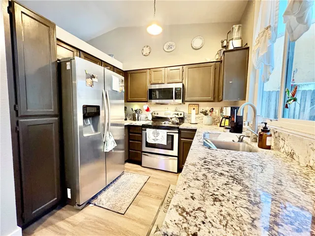 KITCHEN WITH HIGH CEILINGS AND QUARTZ COUNTERS