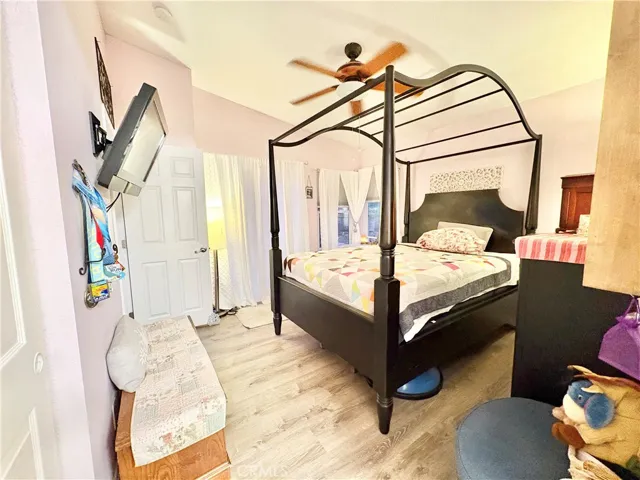 PRIMARY BEDROOM EN-SUITE WITH SLIDER TO BACK YARD,LAMINATE FLOORS & HIGH CEILINGS