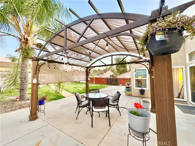 LARGE BACK YARD
