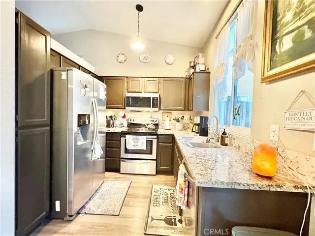 BEAUTIFUL QUARTZ COUNTERS AND STAINLESS STEEL APPLIANCES