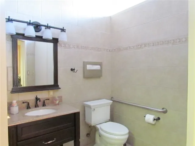 Handicap accessible bathroom