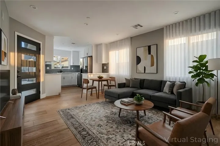 Casita (ADU) Open florrplan - livingromm. dining, and kitchen.