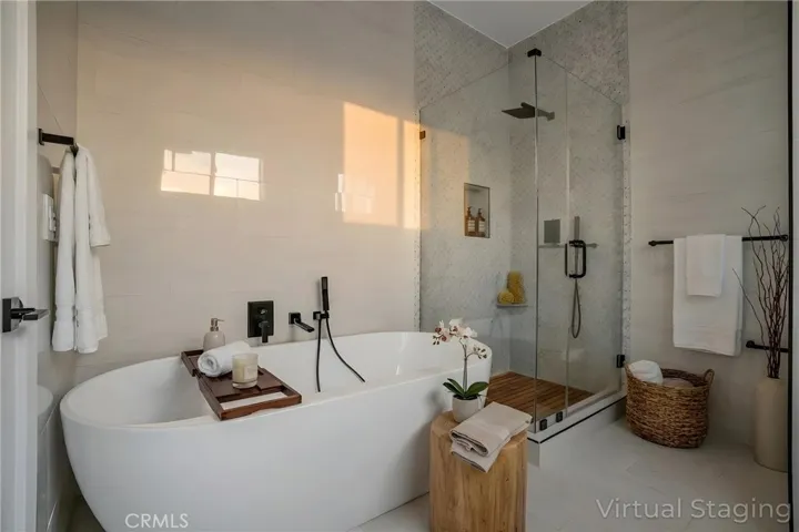 Main Residence - Main bedroom ensuite.