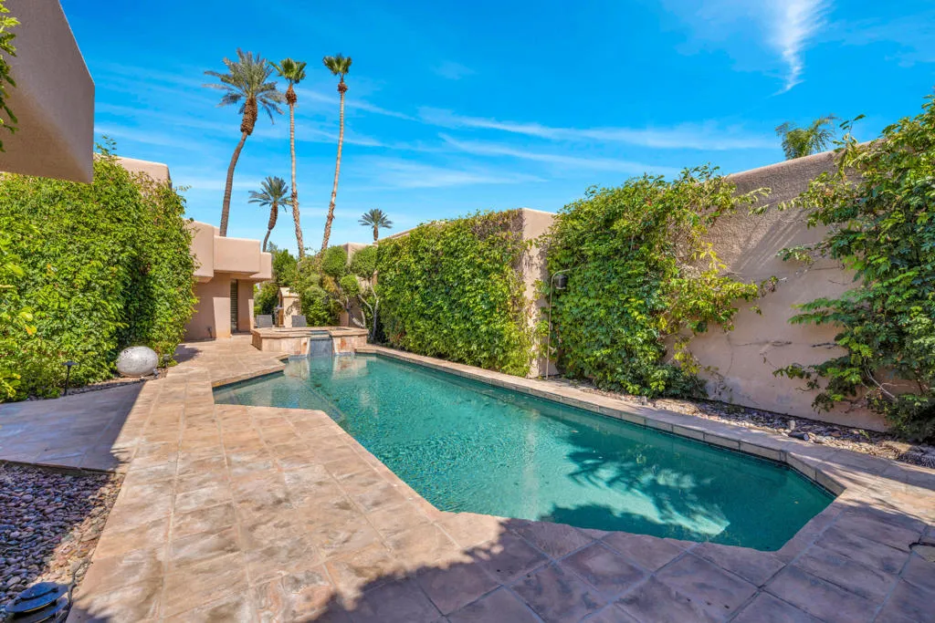 Private Poolside Living Private Poolside Living