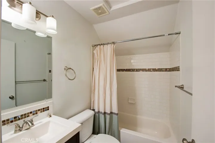 Upstairs Bathroom - Full