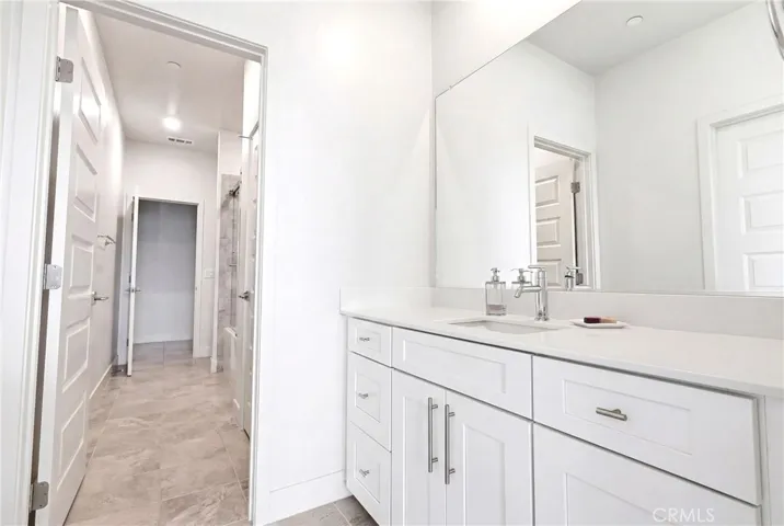 Jack/Jill Bathroom