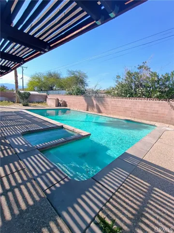 Huge pool & spa