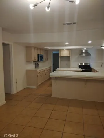 Large G-shaped kitchen