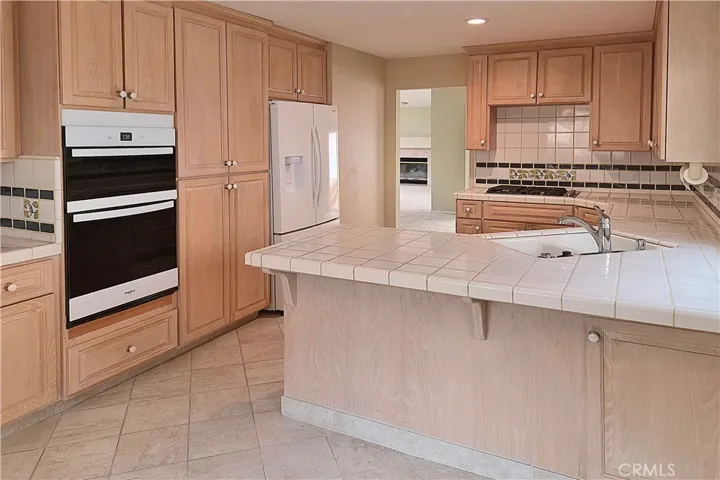 Kitchen & Breakfast Bar