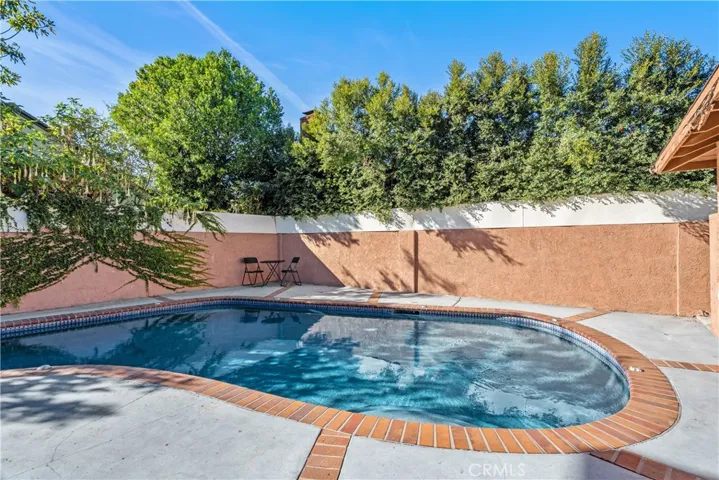 Outside/Pool