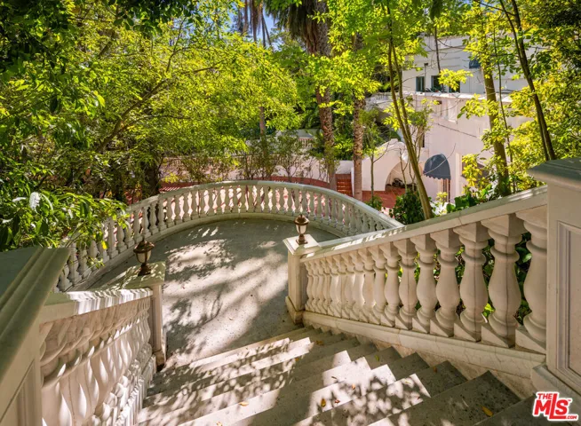 1196 Brooklawn Drive, Los Angeles, California 90077 — photo 4