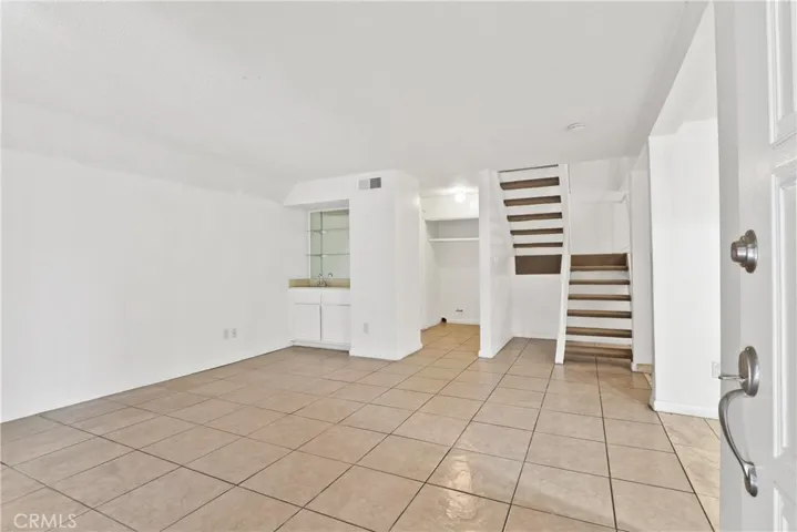 LIGHT AND BRIGHT LIVING AREA    WET BAR , HALF BATH AND LAUNDRY HOOK UPS!!!