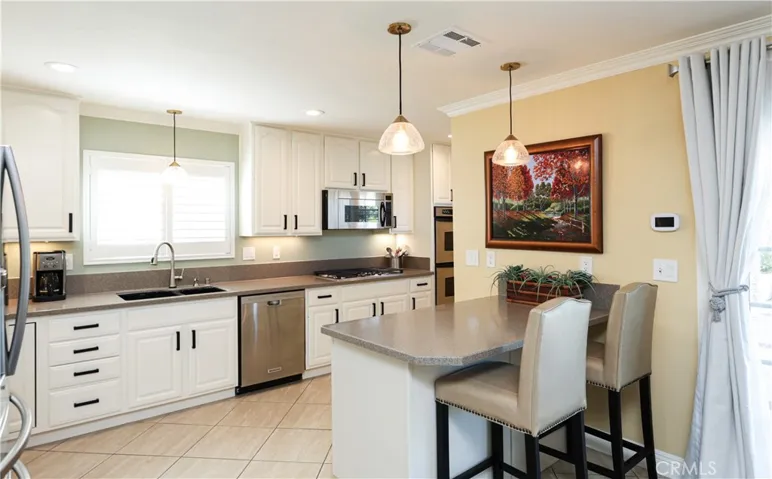 Kitchen and Breakfast Bar
