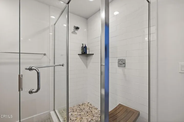 27-web-or-mls-UpmarketMedia-3292Win-033