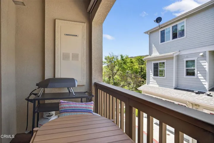 37-web-or-mls-UpmarketMedia-3292Win-106
