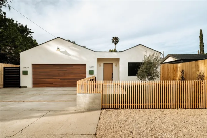 Sublime curb appeal w/ fully fenced in front yard