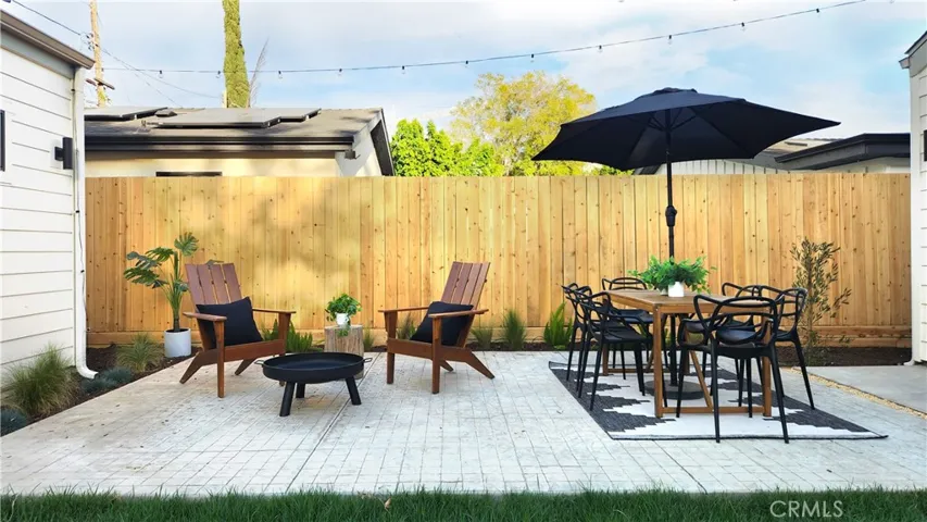 Al fresco dining and lounge areas