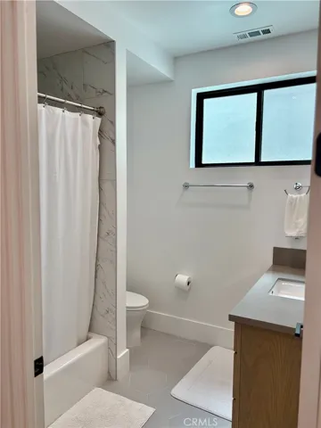 full bathroom level 1