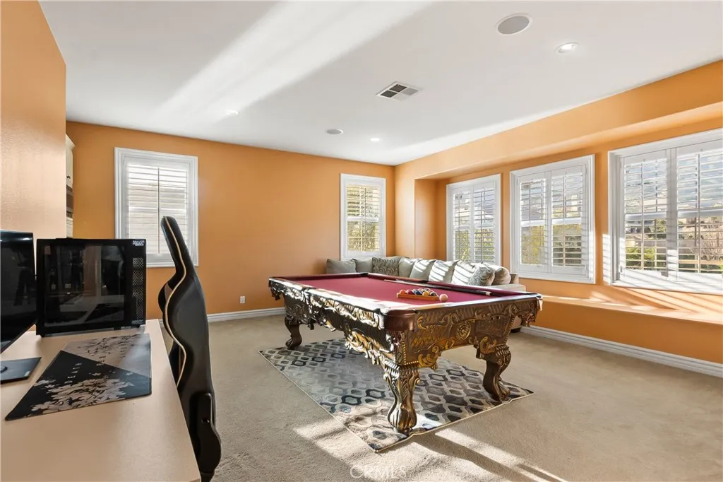 Game room with wet bar