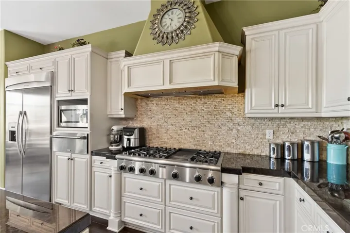 Gourmet kitchen