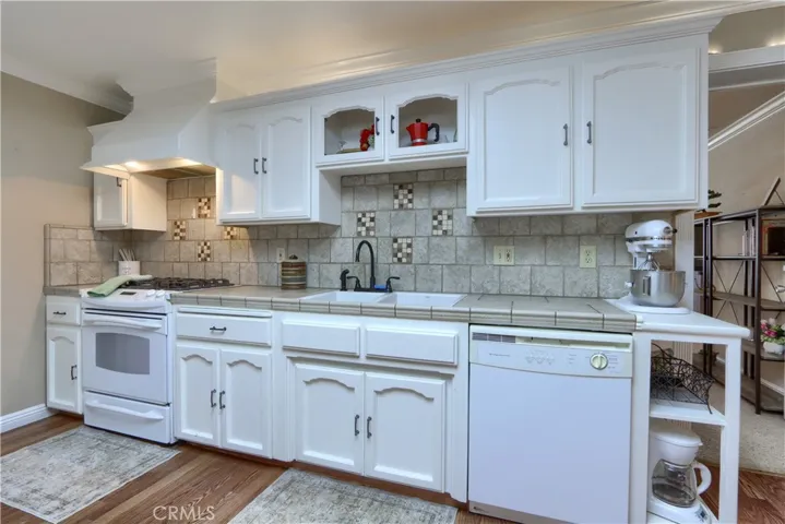 Kitchen w/propane FS Range - Cooktop & DW