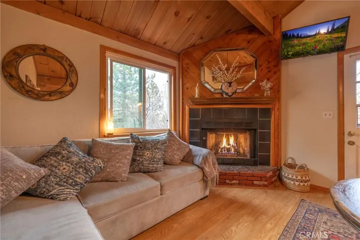 875 Santa Barbara, Sugarloaf, California 92386