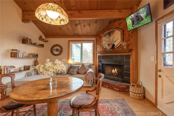 875 Santa Barbara, Sugarloaf, California 92386