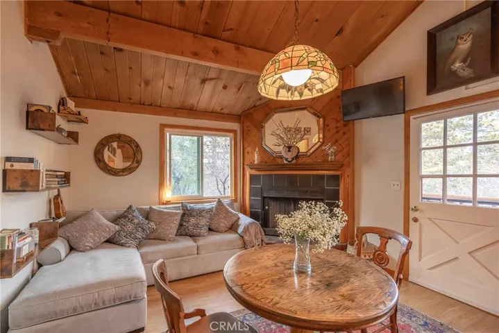875 Santa Barbara, Sugarloaf, California 92386
