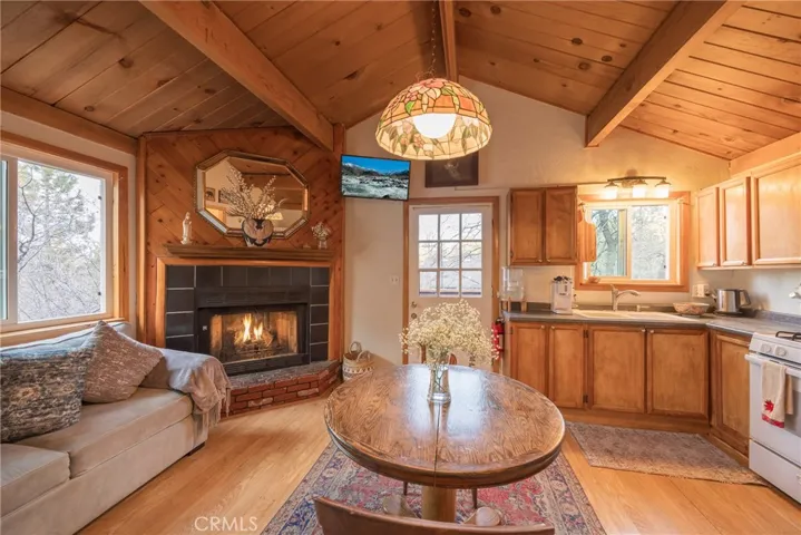 875 Santa Barbara, Sugarloaf, California 92386