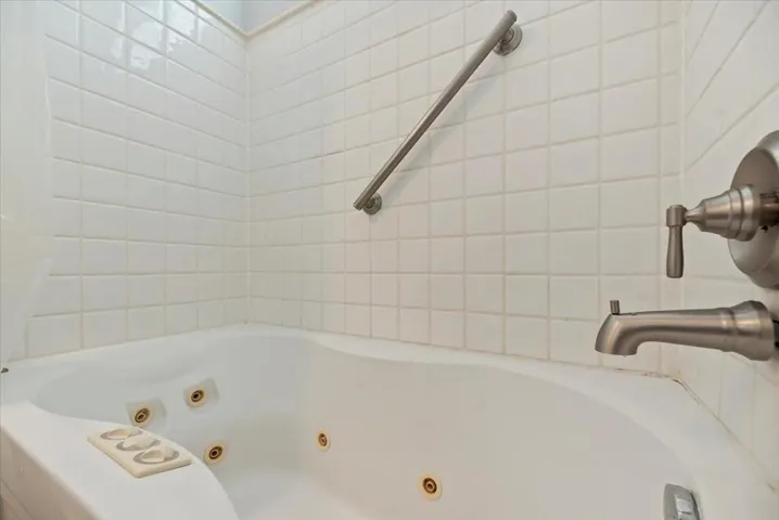 28-Jetted Tub